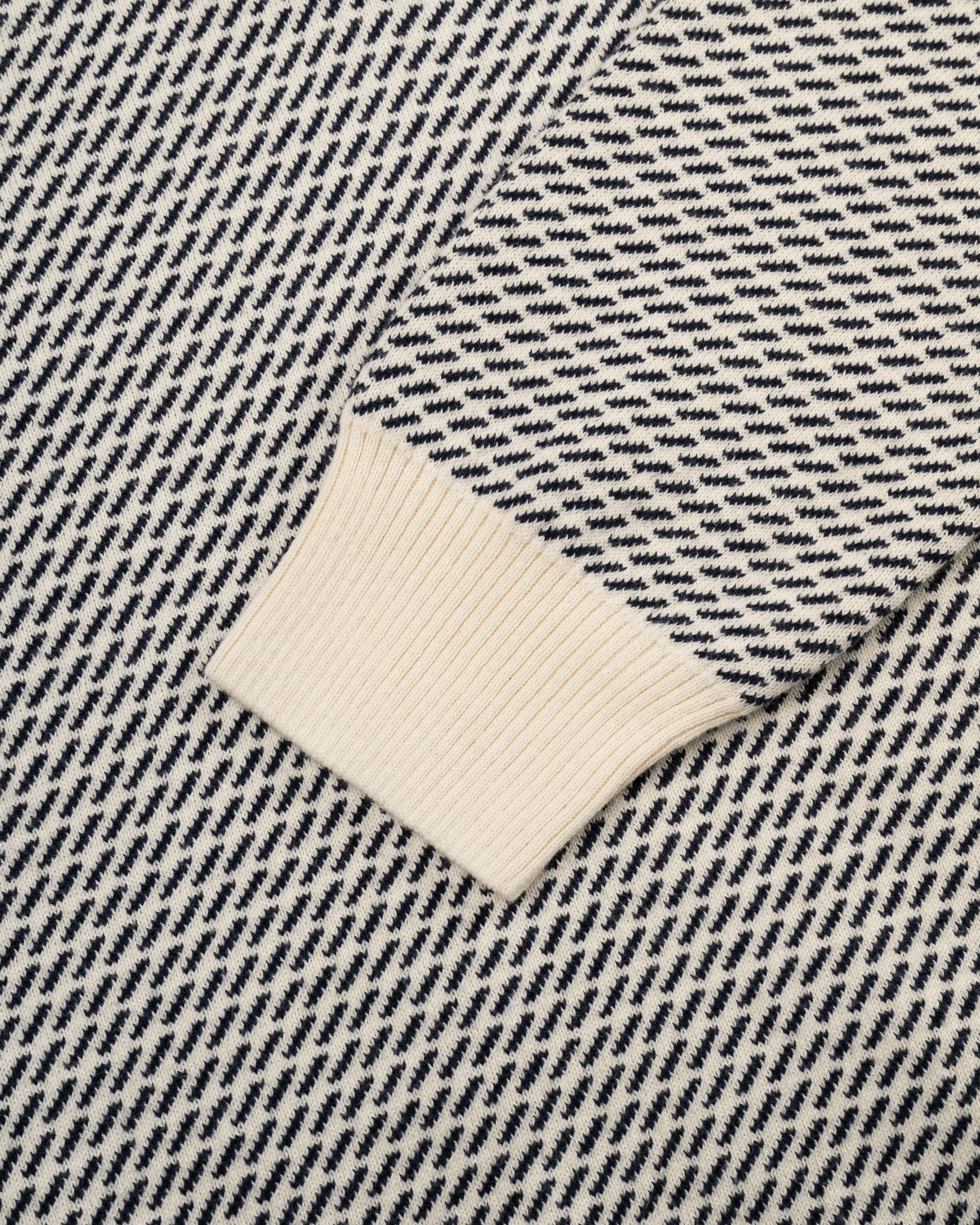 CREAM TIC PATTERN QUARTER ZIP SWEATER