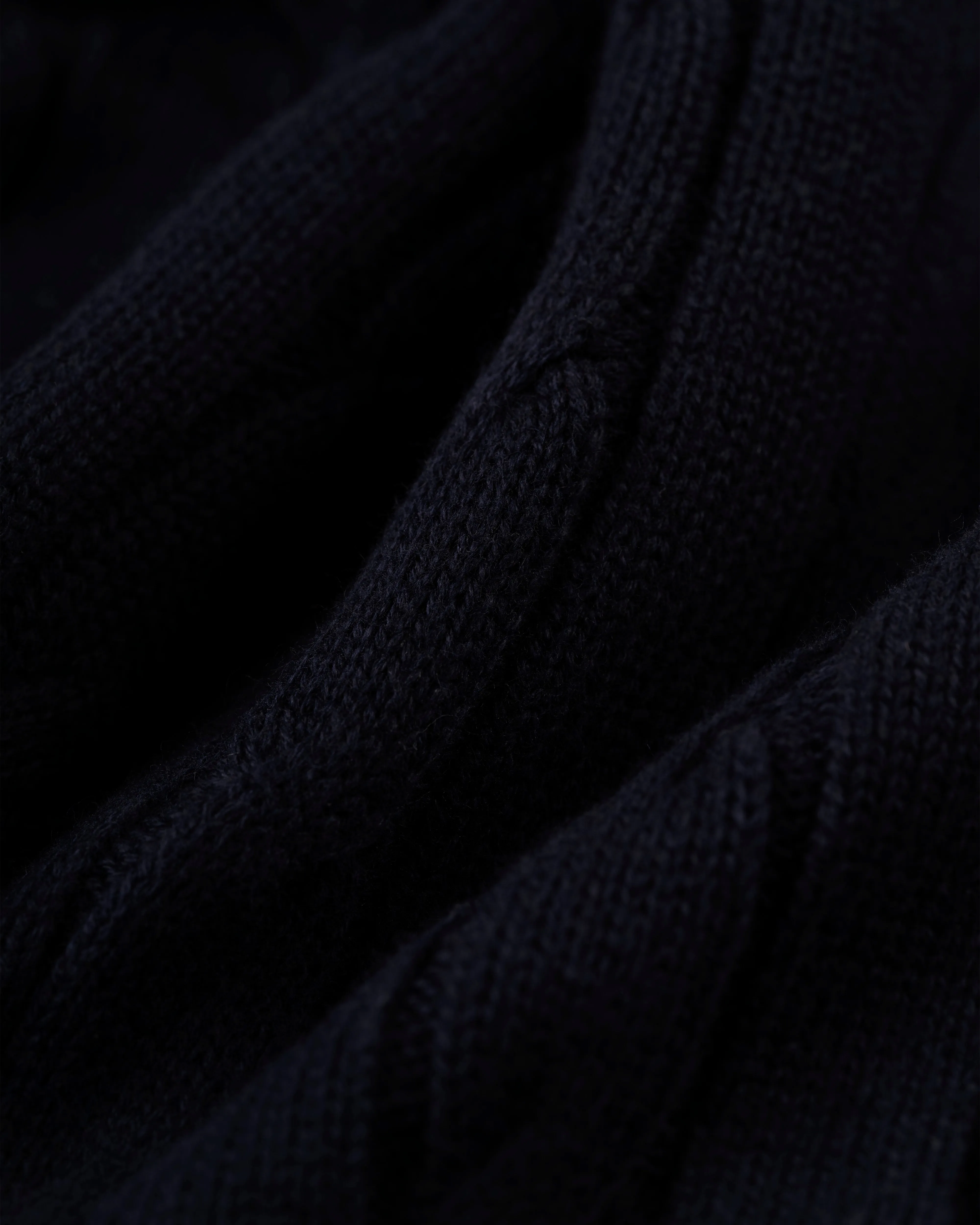 NAVY COTTON/CASHMERE CABLE CREWNECK SWEATER